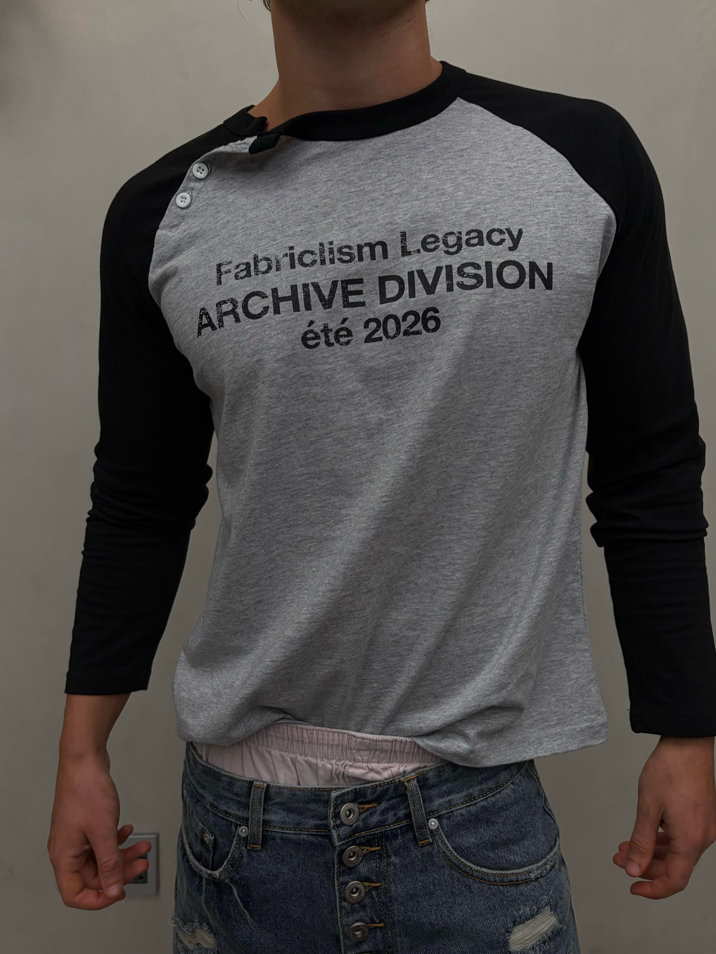 [FABRICLISM] RAGLAN LONGSLEEVE BUTTON TEE